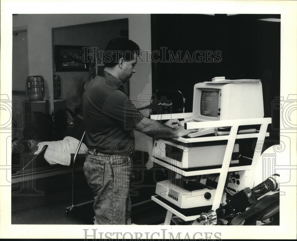 1991 Press Photo Dave Giardina, therapist of Metro Physical Therapy in Chalmette - Historic Images