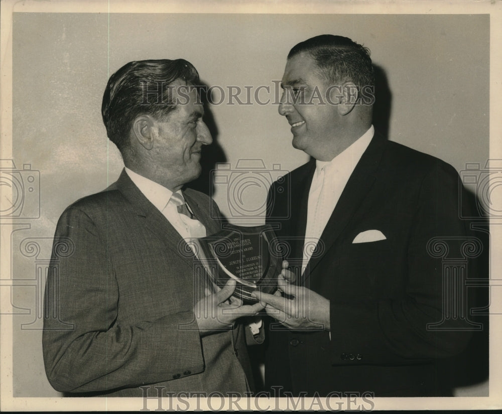1968 Press Photo John Dowling Jr. giving an award to Joseph I. Giarrusso - Historic Images