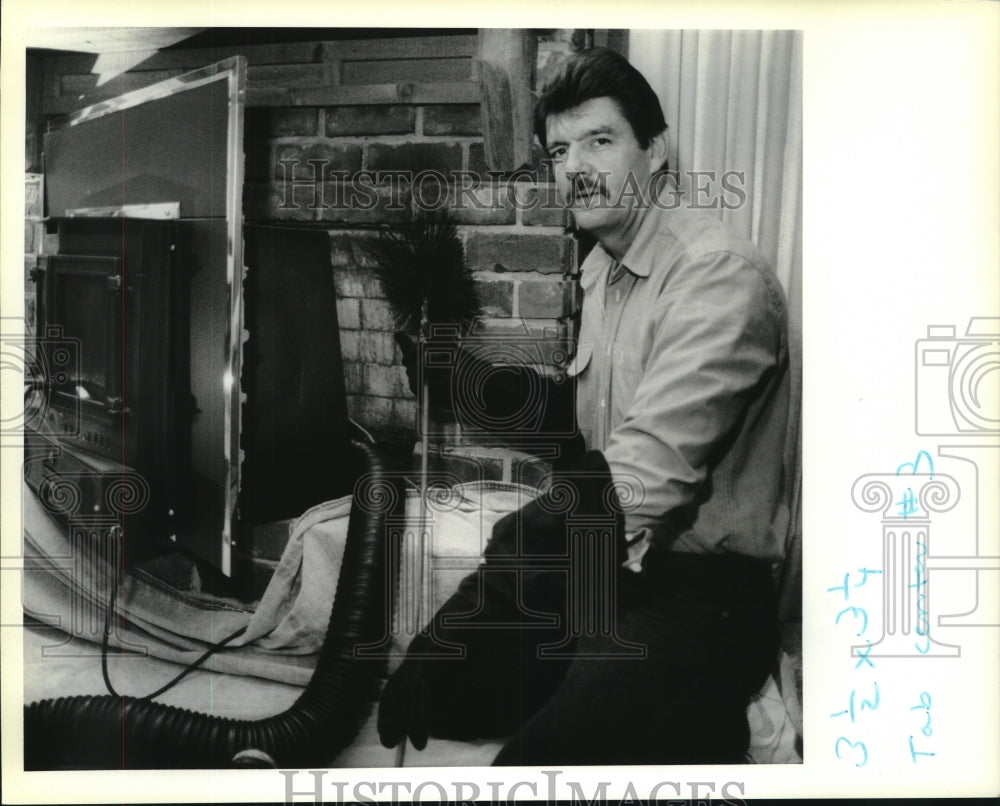 1990 Press Photo Chimney sweep H. J. Hadley with brush to run up a chimney - Historic Images