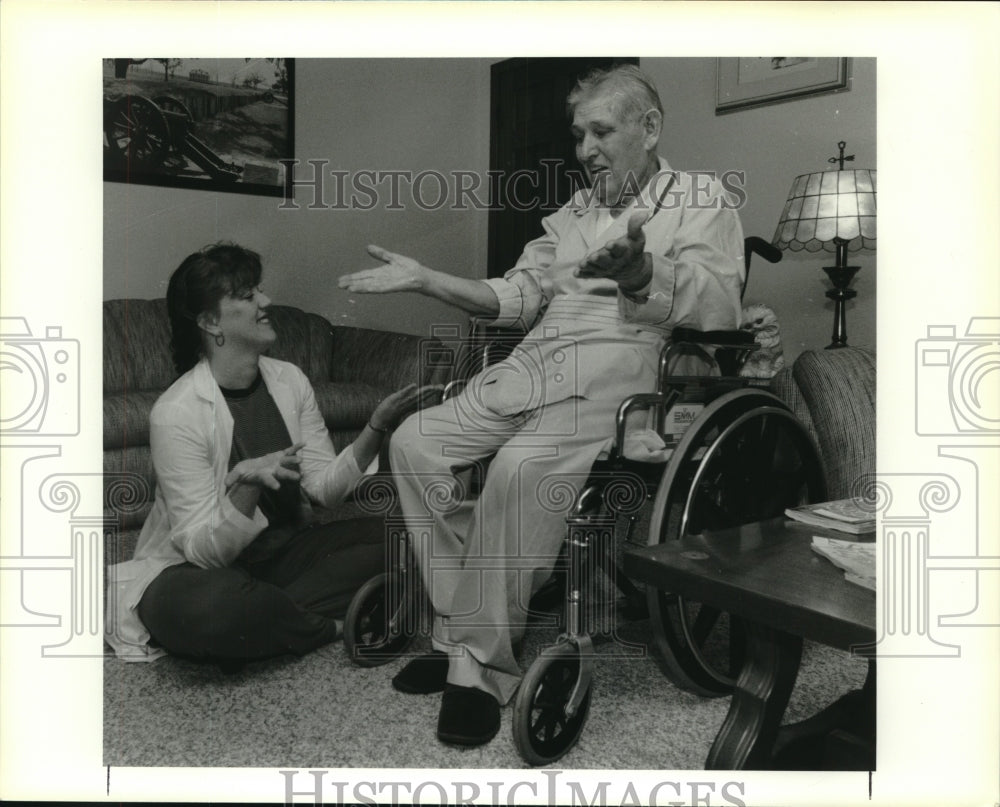 1992 Press Photo Physical therapist Kathy Turner works at home of Albert Hager - Historic Images