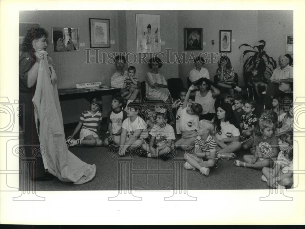 1989 Press Photo Lynn Hagan at the St. Tammany Parish Library during Space Week - Historic Images