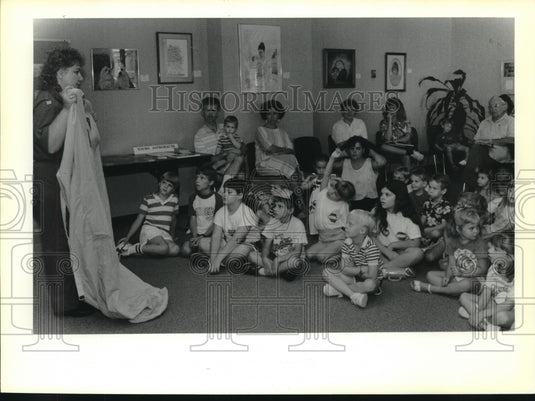 1989 Press Photo Lynn Hagan at the St. Tammany Parish Library during Space Week - Historic Images