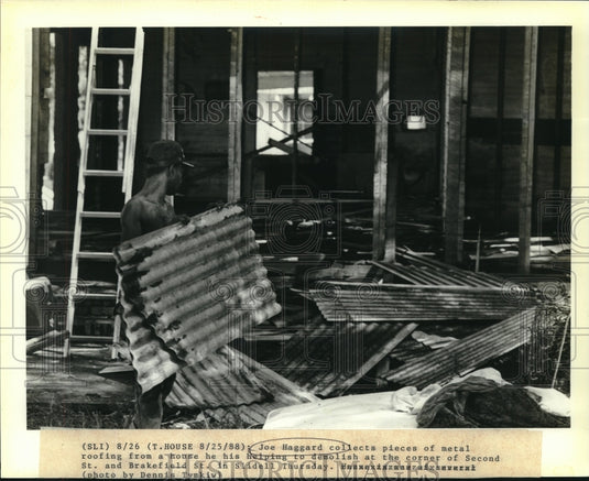 1988 Press Photo Joe Haggard demolishing house at Second & Brakefield in Slidell - Historic Images
