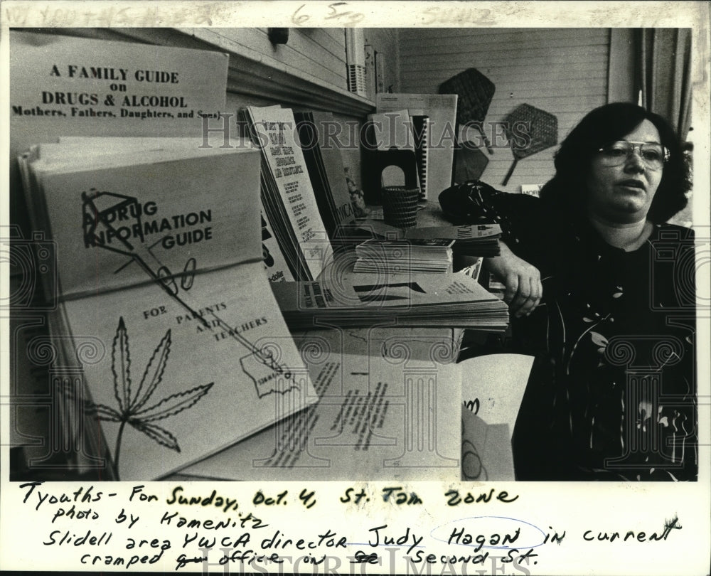 1981 Slidell area YWCA Director Judy Hagan in her cramped office - Historic Images