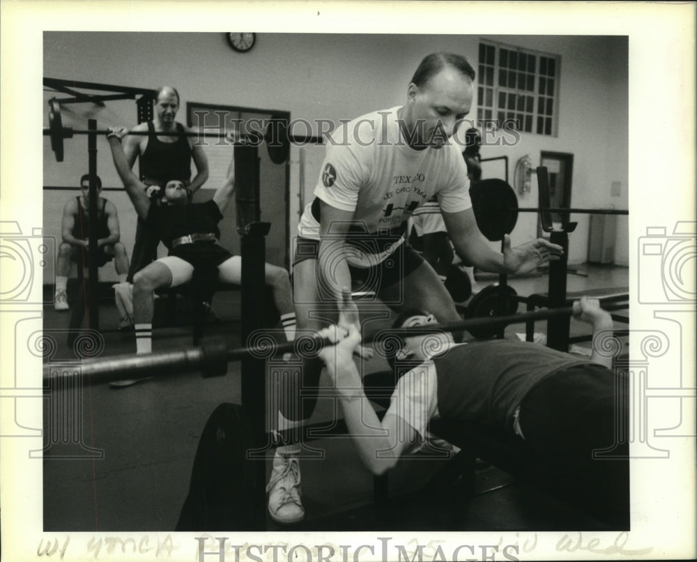 1988 Press Photo Bob Hafner spotting his student, Jeff Perez, at the YMCA - Historic Images