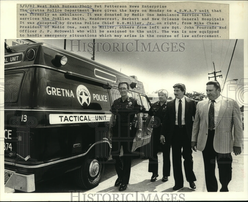 1982 Press Photo S.W.A.T. unit van donated to The Gretna Police Department - Historic Images