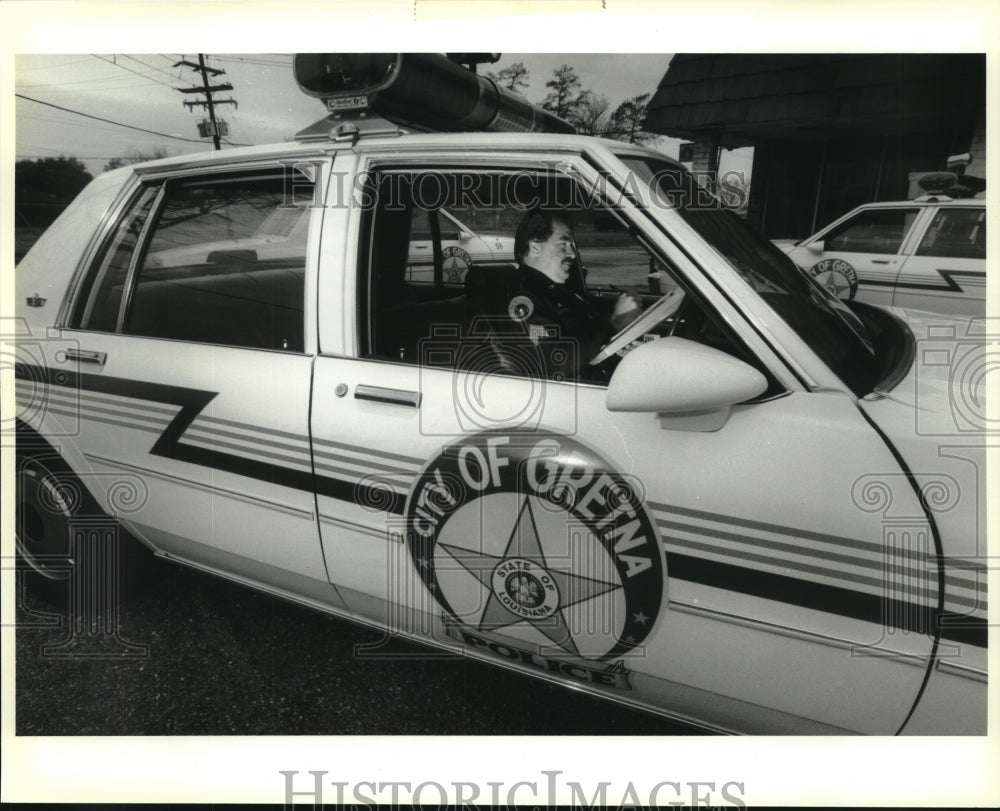 1992 Press Photo Gretna Police Sergeant Gary Gros works on a police report - Historic Images