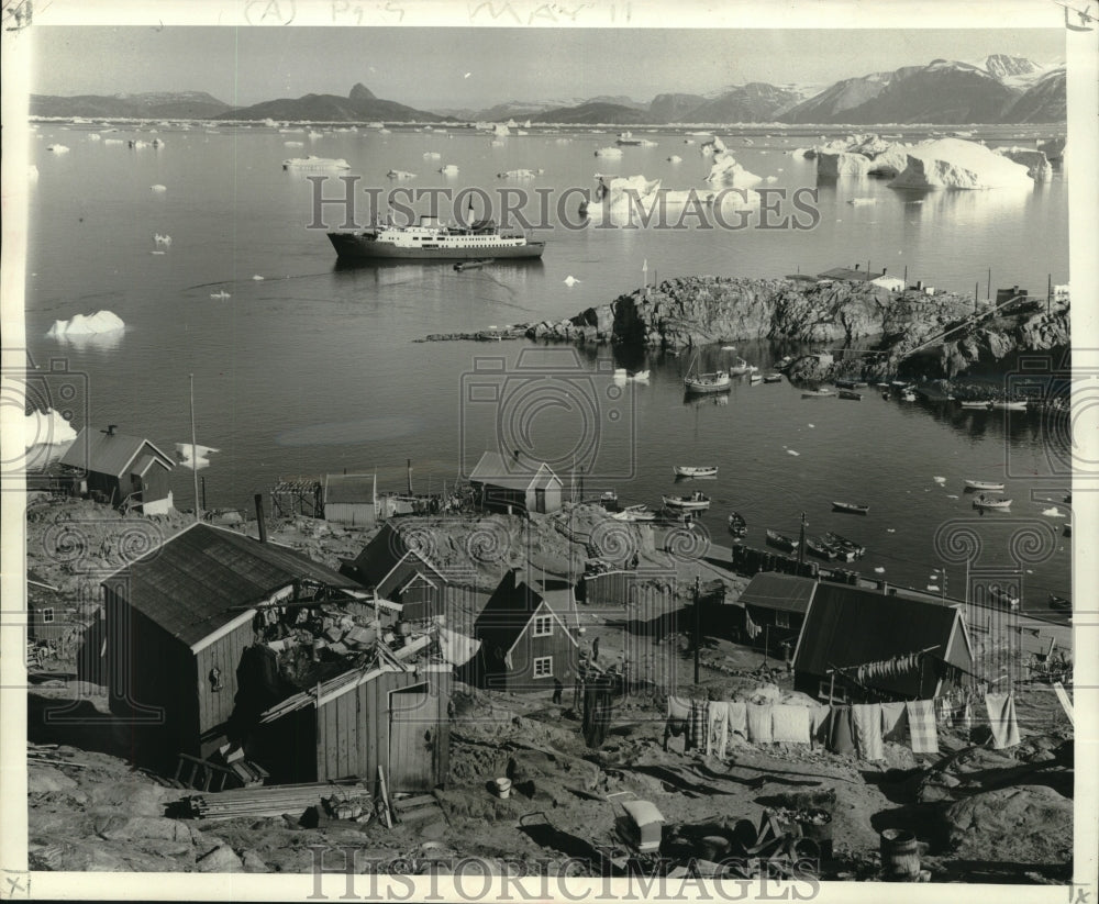 1968 Press Photo A boatload of tourist arrives in Umanak, a town in Greenland - Historic Images