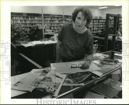 1994 Press Photo Nancy Grey, Curator of Archives on exhibit at Nunez College - Historic Images