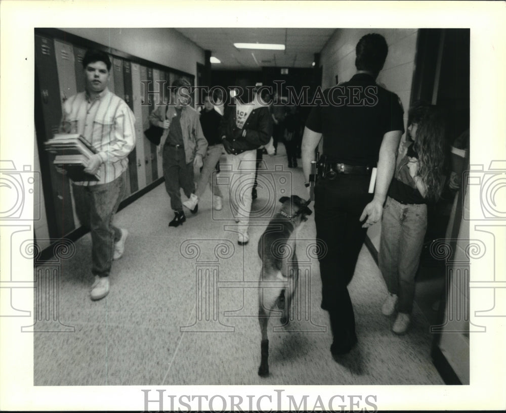 1993 Press Photo Police Officer Bret Cambre patrols Gretna Junior High School - Historic Images