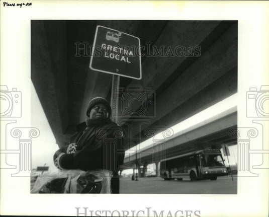 1994 Press Photo Stella Ringo waiting for a bus ride home at Gretna Terminal - Historic Images