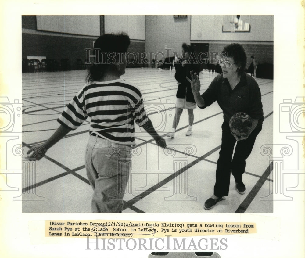 1990 Press Photo Dunia Elvir gets bowling lesson from Sarah Pye at Glade School - Historic Images