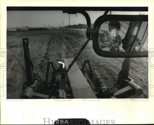 1993 Press Photo Sgt. Ricky Sauce bulldoze's playground of Glade School, LaPlace - Historic Images