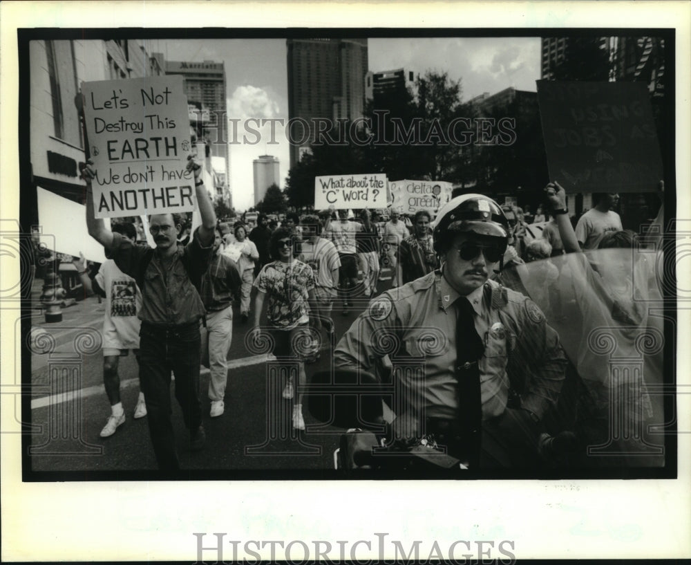 1988 Press Photo Greenpeace protesters march from Westbank to Armstrong Park - Historic Images