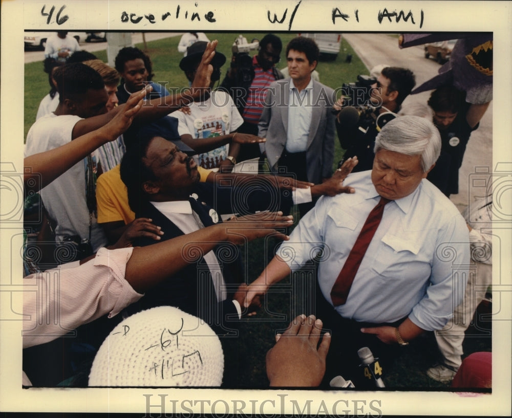 1988 Press Photo Great Louisiana Toxic Waste protesters surround Rev. McFarland - Historic Images