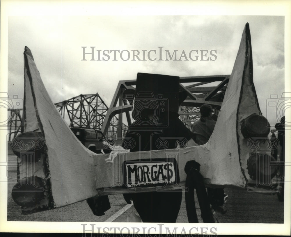 1988 Press Photo Greenpeace March protester Liz Coleman holds props - Historic Images