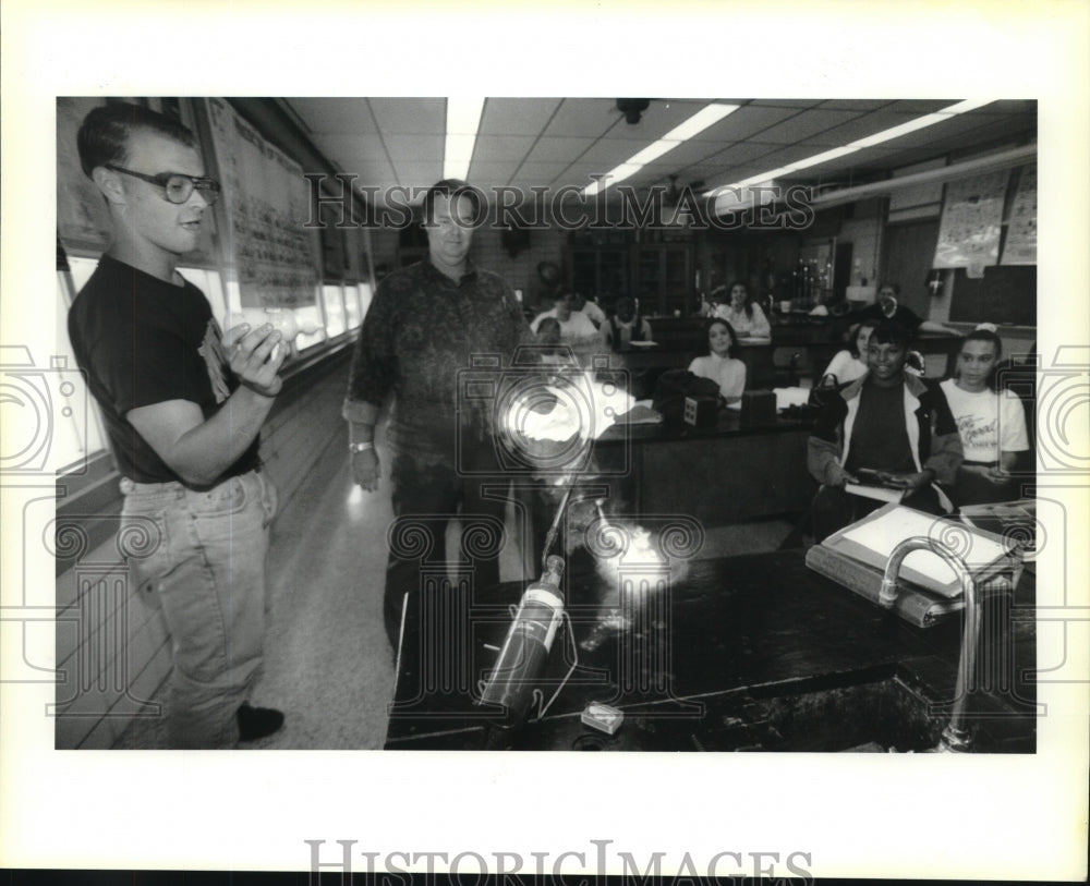 1993 Press Photo Bill Gregg Jr., conducts a Chemistry Class at Belle Chasse High - Historic Images