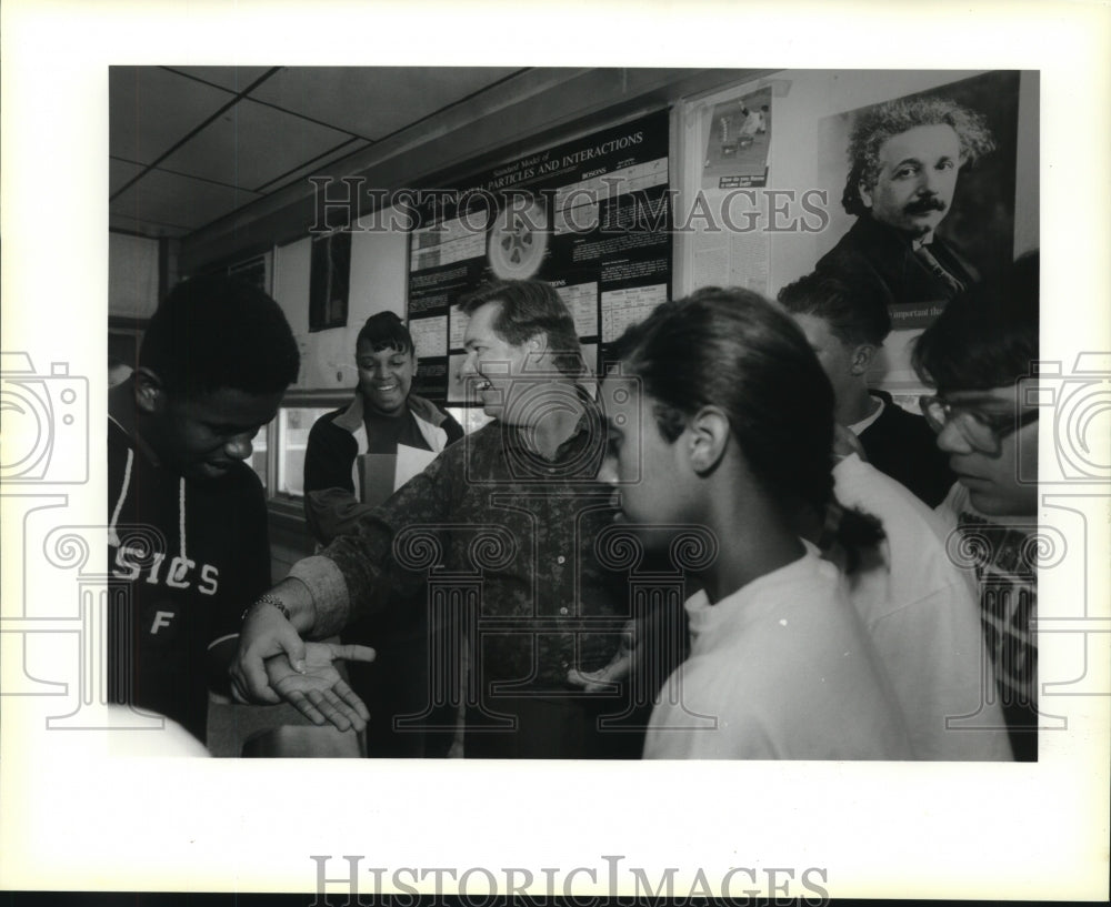 1993 Press Photo Bell Chase High School chemistry teacher Bill Gregg, Jr. - Historic Images