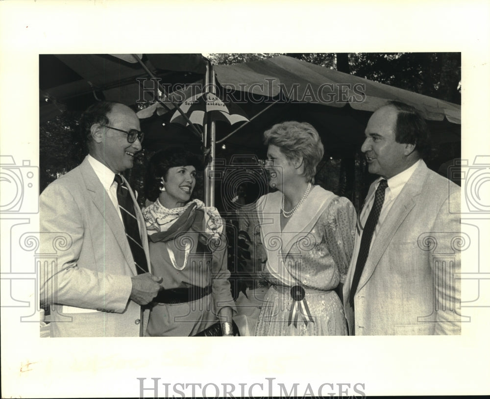 1989 Press Photo Principal guests exchange conversation at the Chef&#39;s Soiree - Historic Images