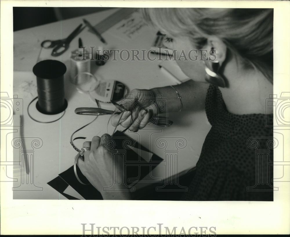 1988 Press Photo Betty Hunley works on custom-made cards on Magazine street - Historic Images