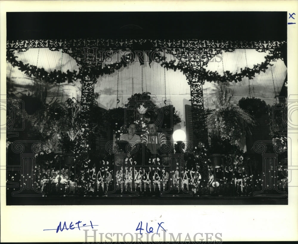 1988 Press Photo Marty Greeson and Rip Naquin on their Christmas theme balcony - Historic Images