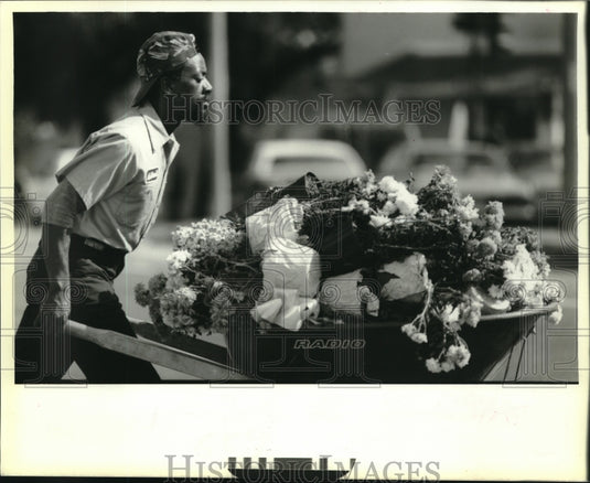 1988 Press Photo Nathan Holmes hauls flowers out of Greenwood Cemetery - Historic Images