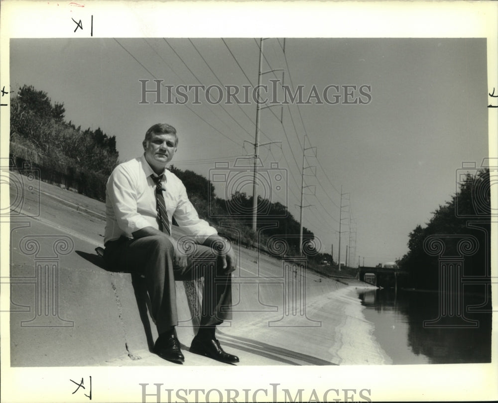 1988 Press Photo Lloyd Giardina inspecting a canal levee - Historic Images