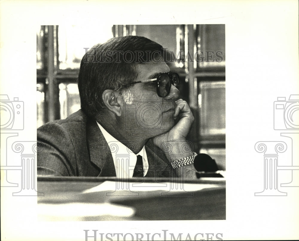 1987 Press Photo Councilman Lloyd Giardina at Jefferson Parish Council Chambers - Historic Images