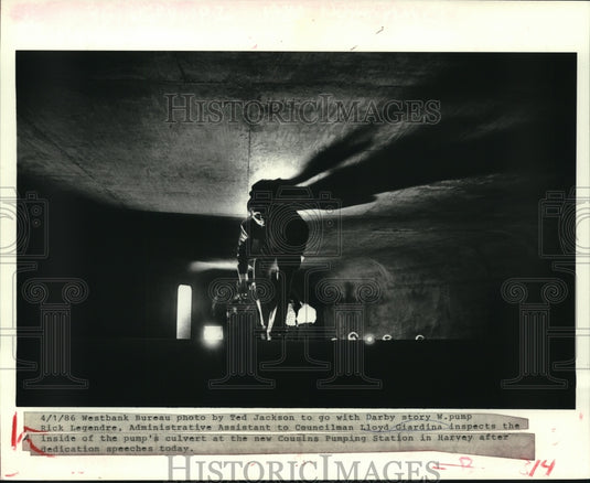 1986 Press Photo Rick Legendre inspects the new Cousins Pumping Station, Harvey - Historic Images