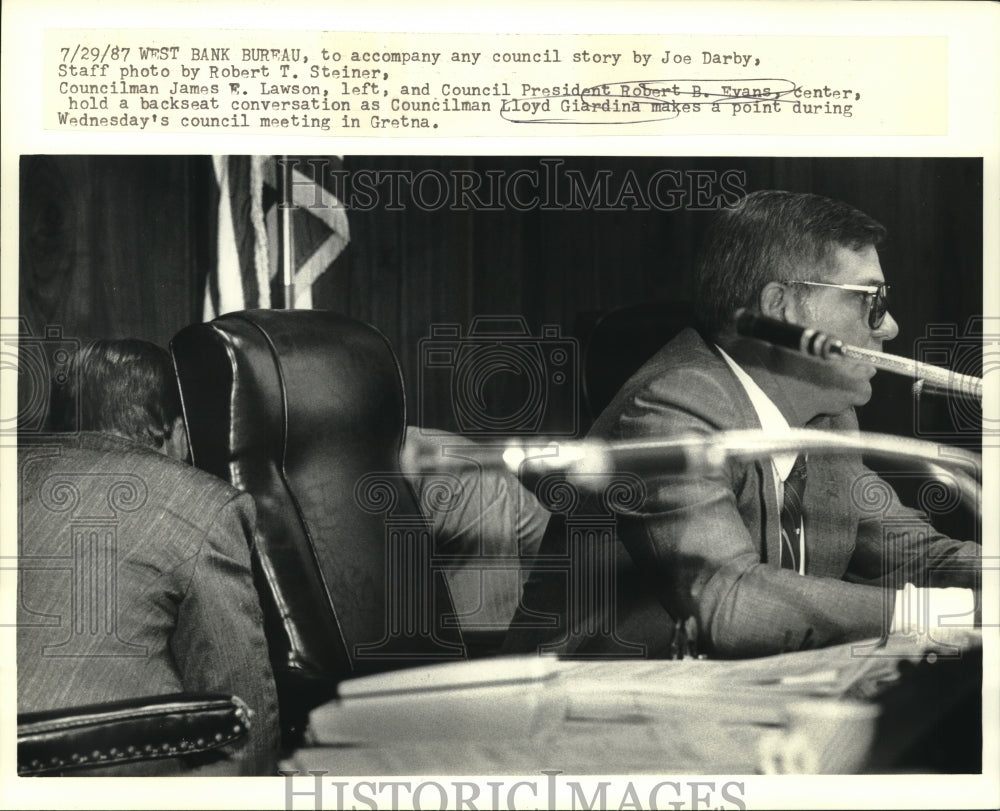 1987 Press Photo Councilman Lloyd Giardina making a point during Council meeting - Historic Images