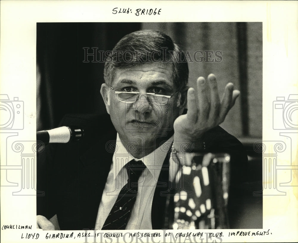 1985 Press Photo Lloyd Giardina discussed Causeway Boulevard improvements. - Historic Images