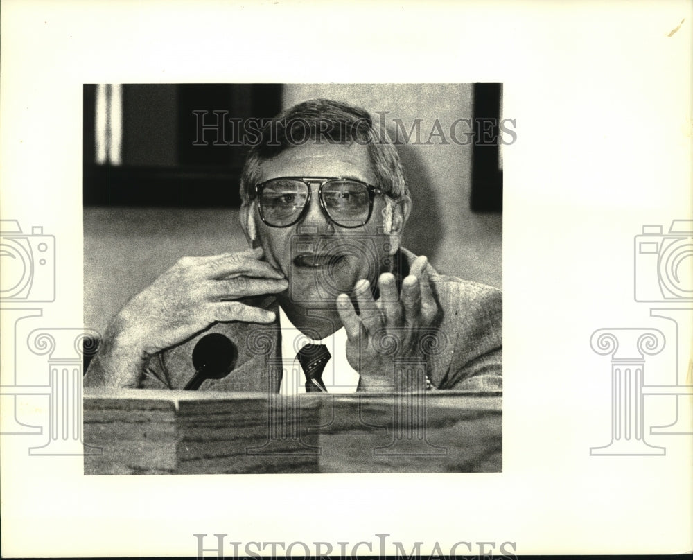 1987 Press Photo Councilman Lloyd Giardina reacts to a discussion at meeting. - Historic Images