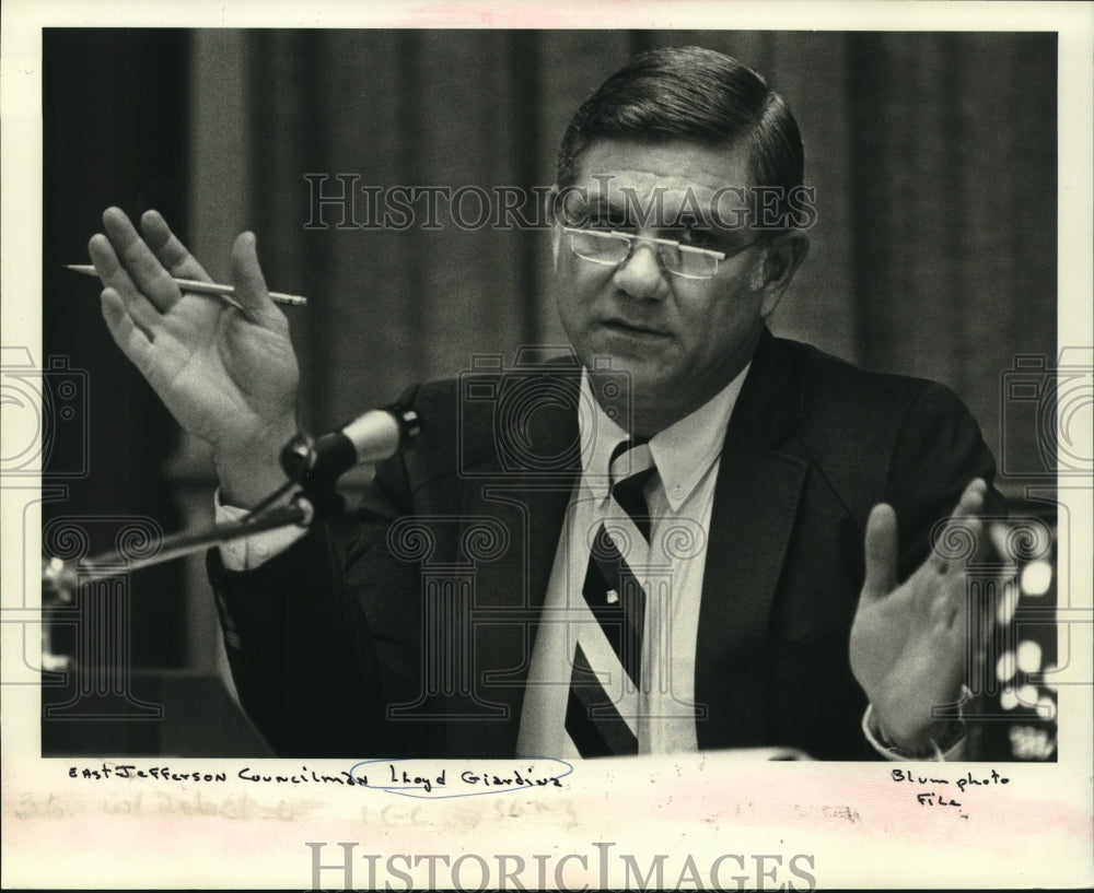 1985 Press Photo Councilman Lloyd Giardina at a Jefferson Council meeting - Historic Images