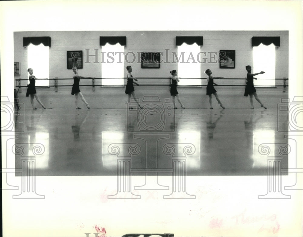 1993 Press Photo Children in Giacobbe Academy of Dance classes practice. - Historic Images