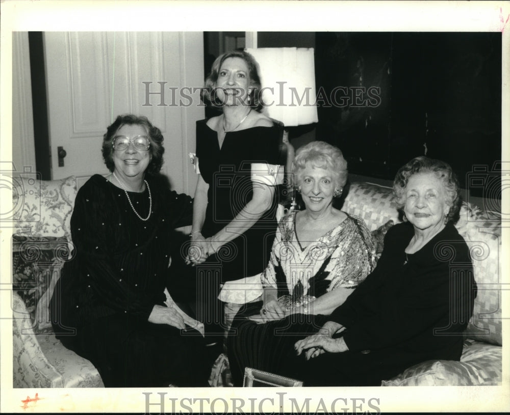 1993 Press Photo Maria Giacobbe with her family at a party - Historic Images