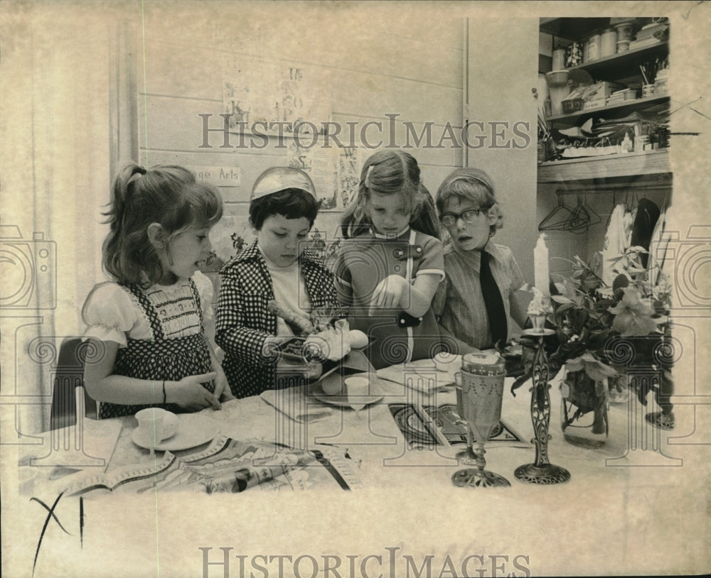 1975 Press Photo Kindergarten Class at the Congregation Beth Israel School - Historic Images