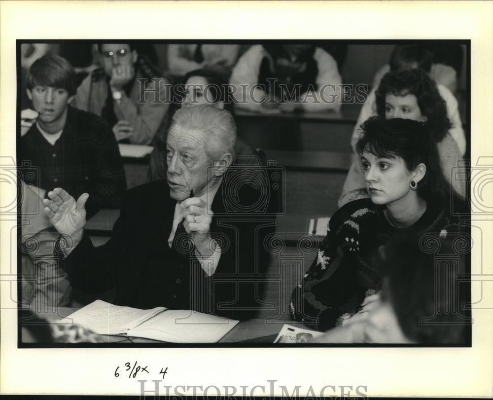 1990 Press Photo Fred Greer makes a point in his Political Science class at LSU - Historic Images