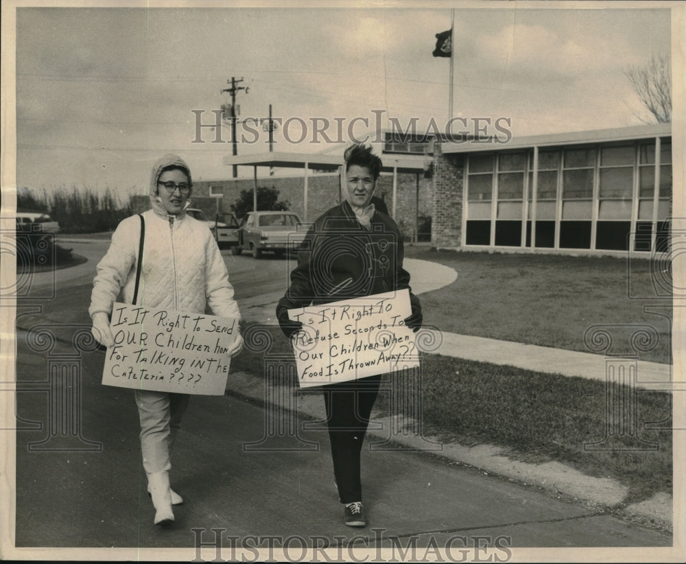 1968 Press Photo Mothers protesting in front of the Greenlawn School in Kenner - Historic Images