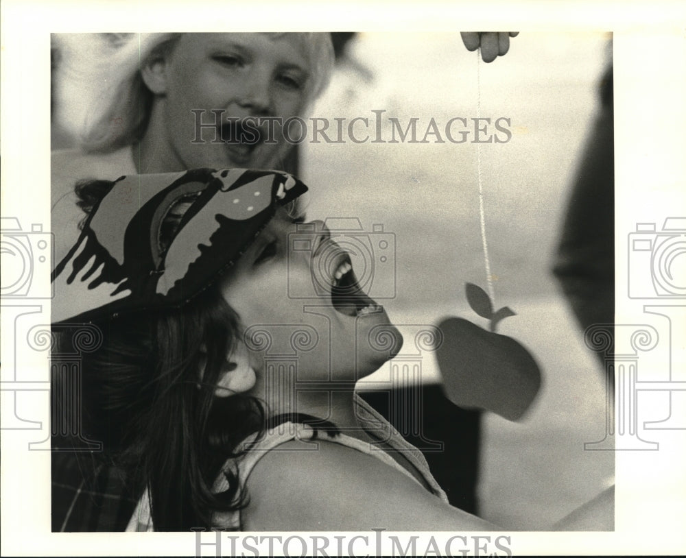 1988 Press Photo Greenlawn Terrace school student having fun at Halloween party - Historic Images