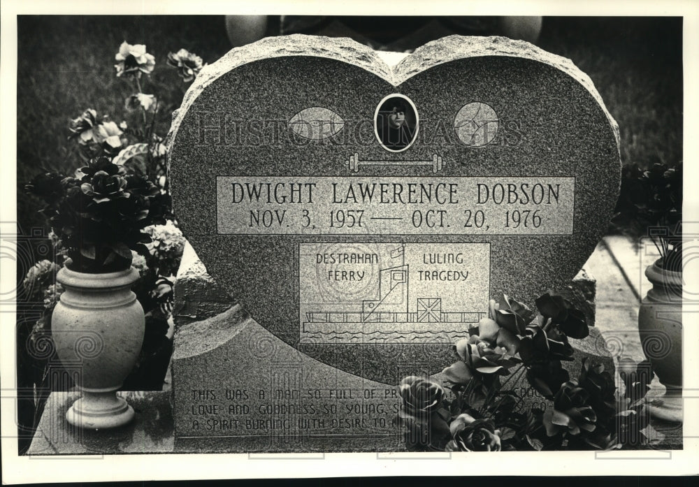 1986 Press Photo Tombstone in Greenlawn Cemetery of Luling ferry accident victim - Historic Images