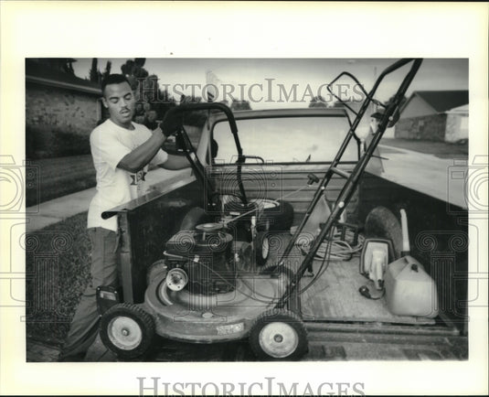 1991 Press Photo Randy Glapion starts loading his truck at 6:00 A.M. - Historic Images