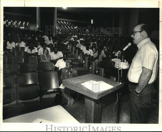 1986 Press Photo Roy Glapion, Athletic Director of New Orleans Public Schools. - Historic Images