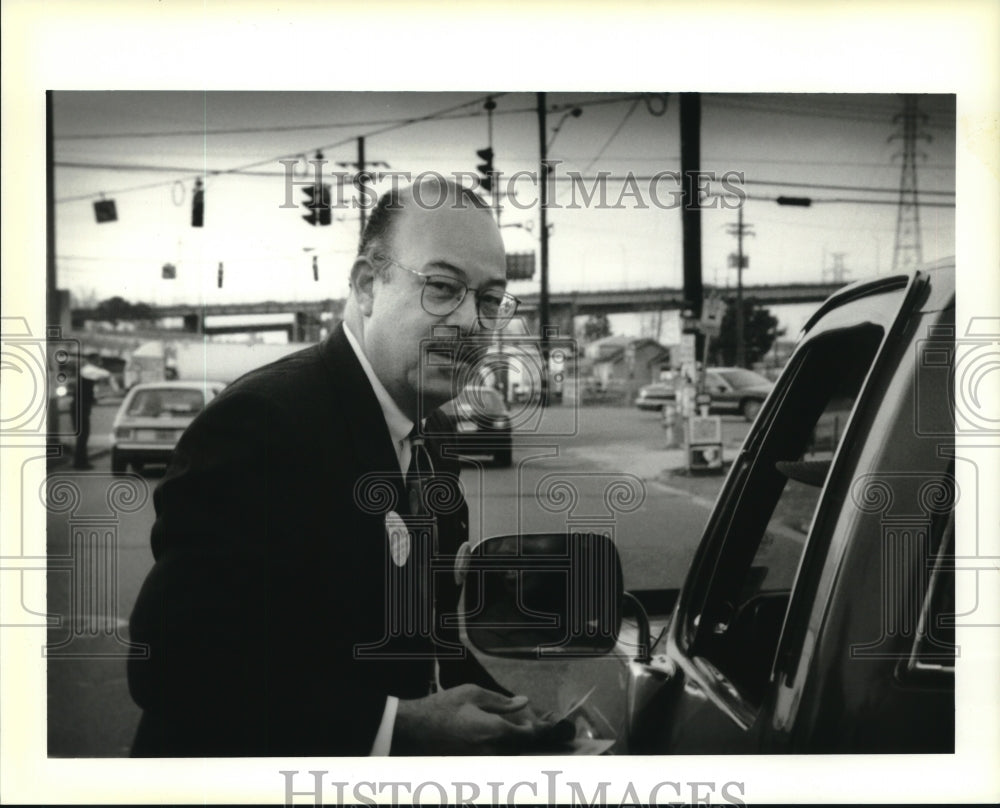 1994 Press Photo District D. candidate Roy Slapion campaigns on Gentilly Highway - Historic Images