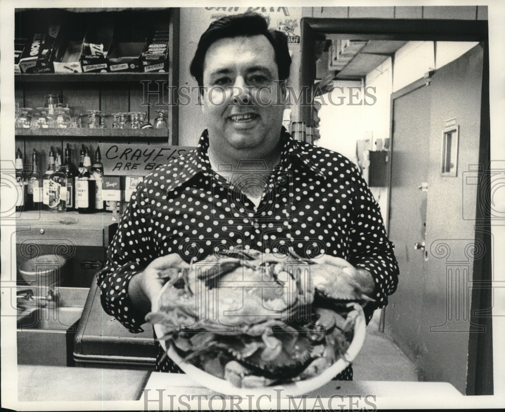 1975 Press Photo Owner & operator of TJ's Seafood Restaurant, Tom Hadley - Historic Images