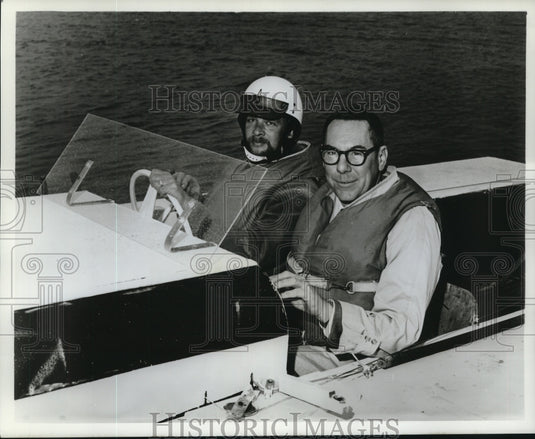 1969 Press Photo Glen E. Hasen takes a boat ride - nob27035 - Historic Images