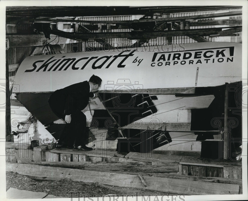 1969 Press Photo Glen E. Hasen inspects a Skimcraft production piece by Airdeck-Historic Images