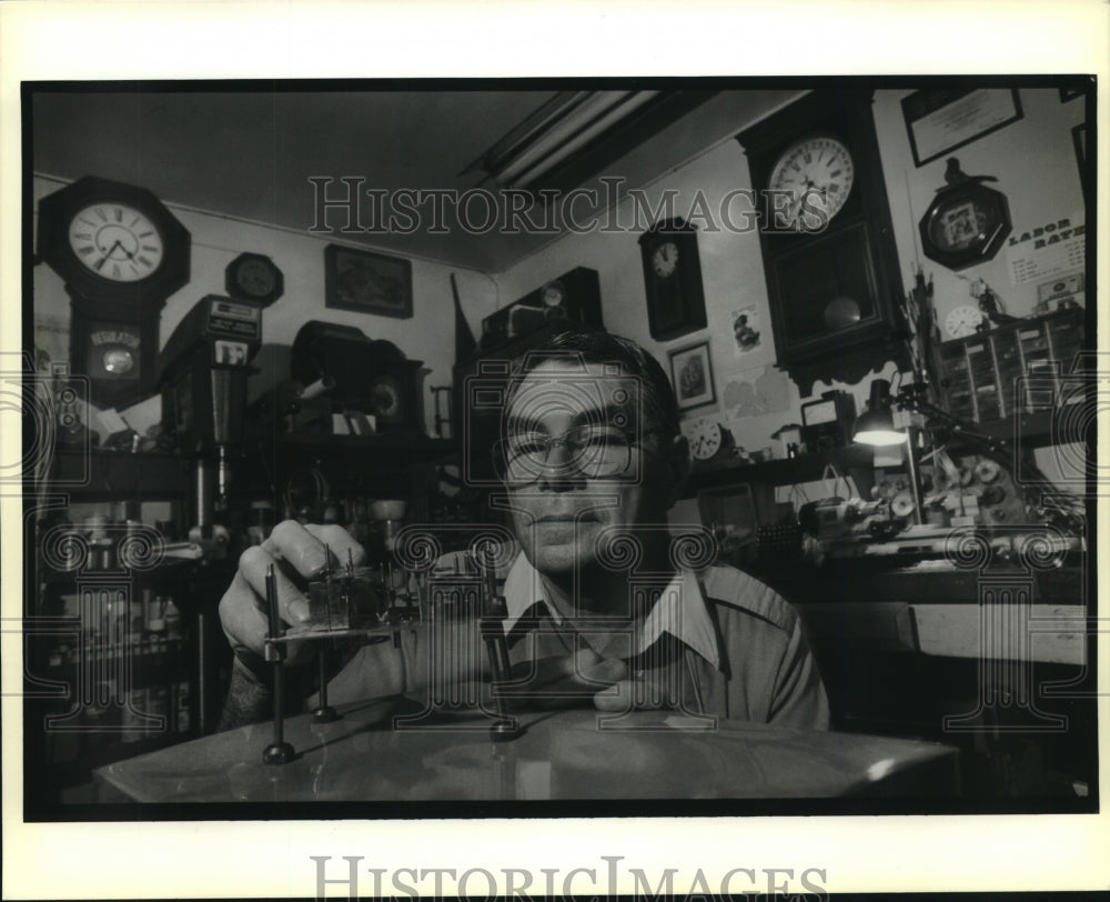 1989 Press Photo Victor Guedimin works on a clock in his workshop at his home - Historic Images