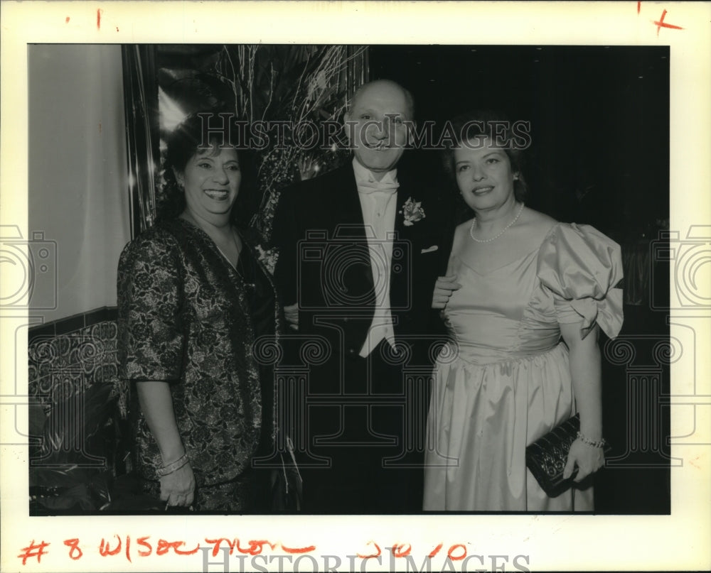 1990 Press Photo Attendees to the S Consular Corps dinner pose for a photo - Historic Images