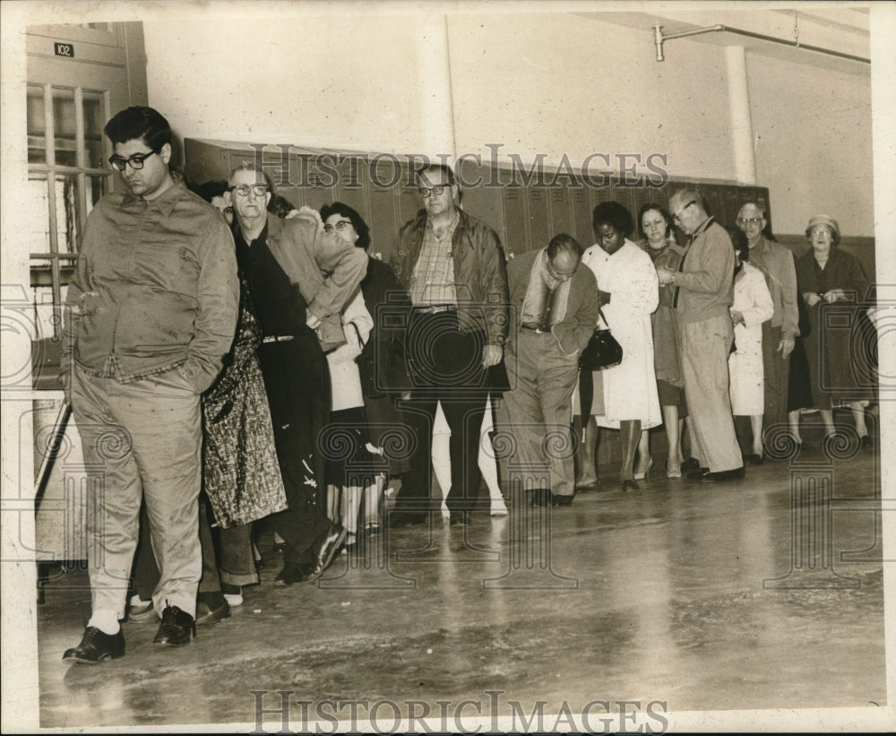 1963 Press Photo Citizen wait in line to vote during the Gubernatorial Election - Historic Images