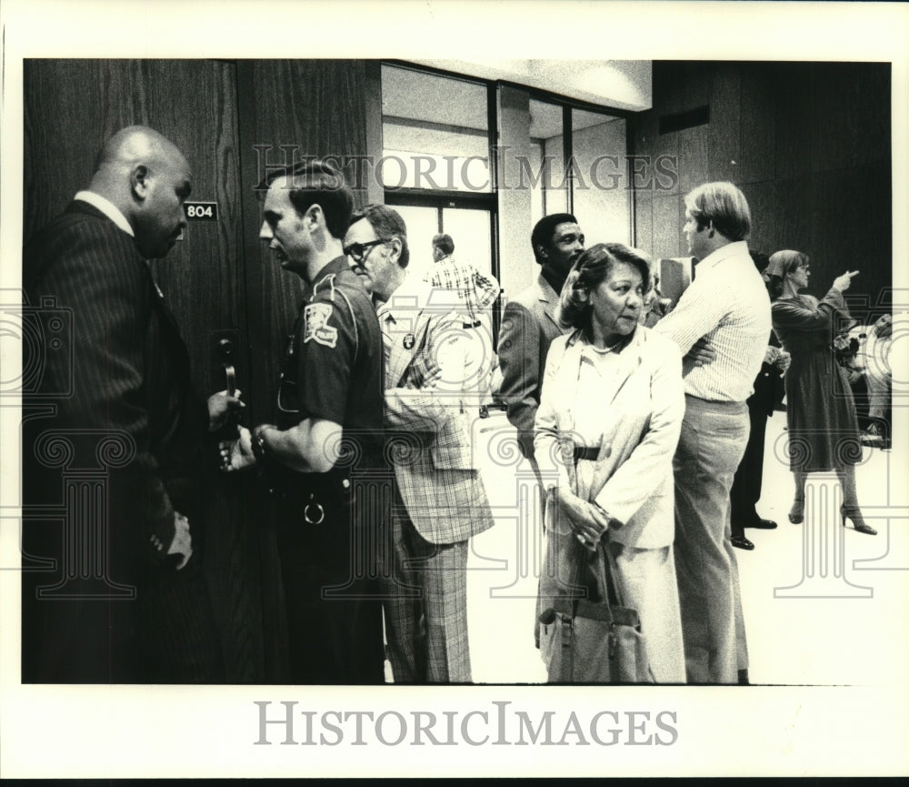 1979 Press Photo New Orleans-View of voters and security on election day - Historic Images